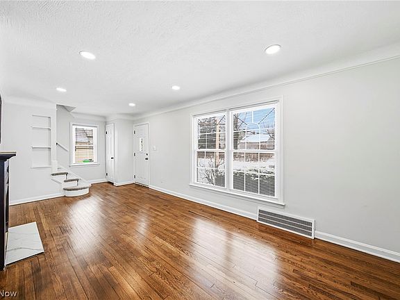 4th image of 291 E 204th St