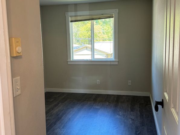 155 Monroe St #155, Harrisburg, OR 97446