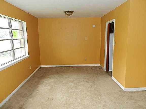 2nd image of 3920 Catherine St