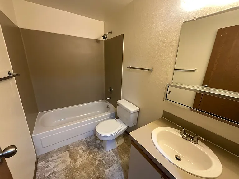 Park Royal Apartments — Photo 9
