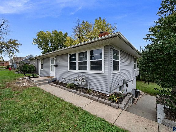 2nd image of 2512 S Summit Ave