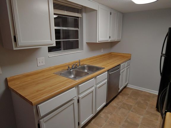 4th image of 2400 Ramblewood Ct #B