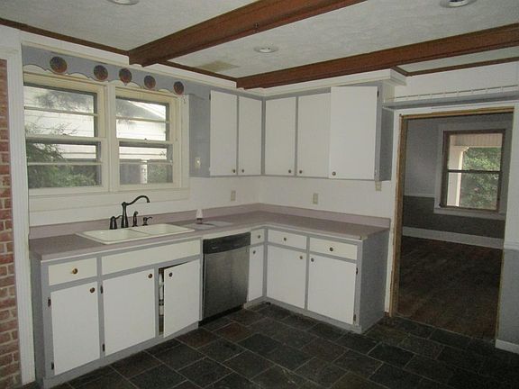 5th image of 945 W Lexington Ave