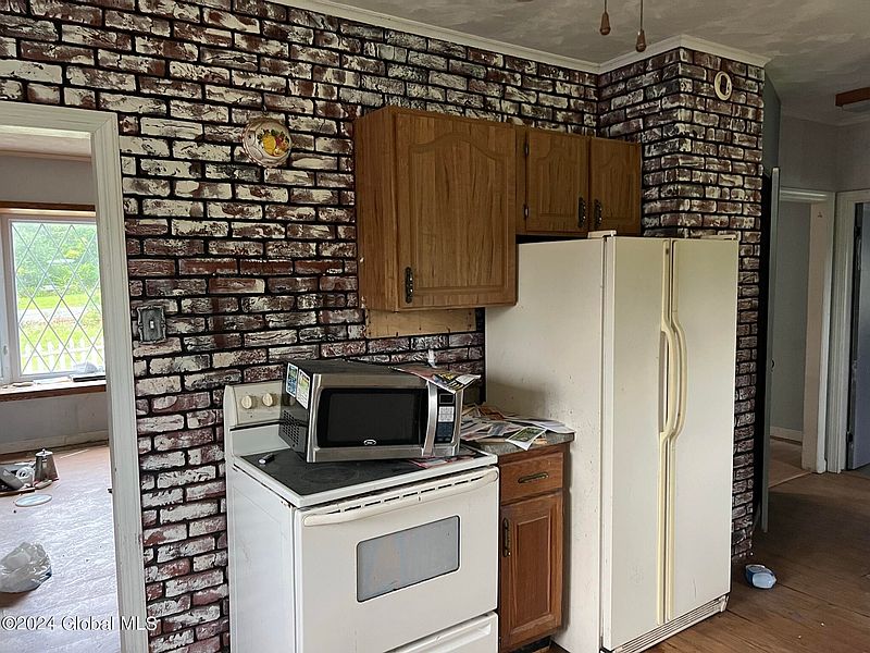 5th image of 111 Snake Hill Road