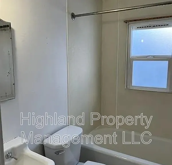 410 SE McKenzie St #1 — Photo 8