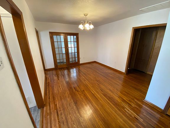 5th image of 842 N College Ave