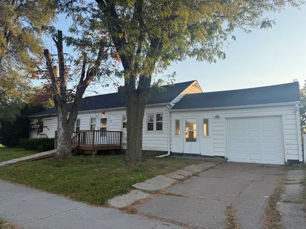 701 S 9th St, Clinton, IA 52732