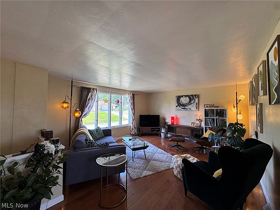 4th image of 232 Eleanor St