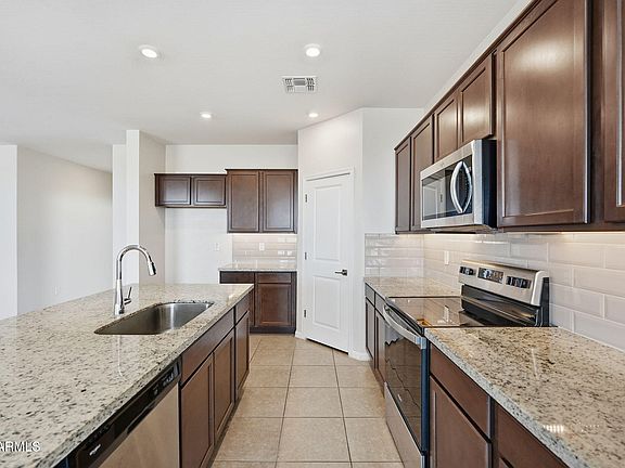 3rd image of 2050 E PIEDMONT Place