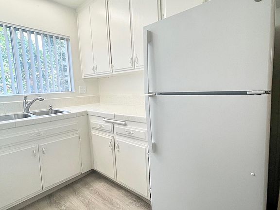 5th image of 3696 Marlborough Ave APT 4