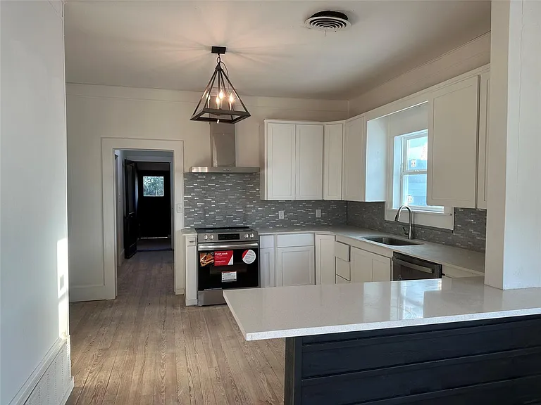 405 E College St — Photo 8