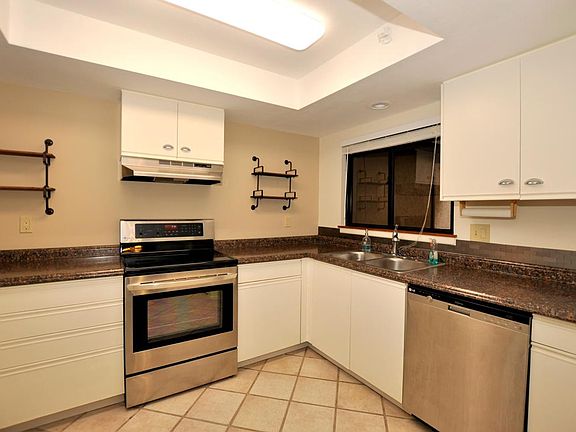 Kitchen with washer/dryer hookup