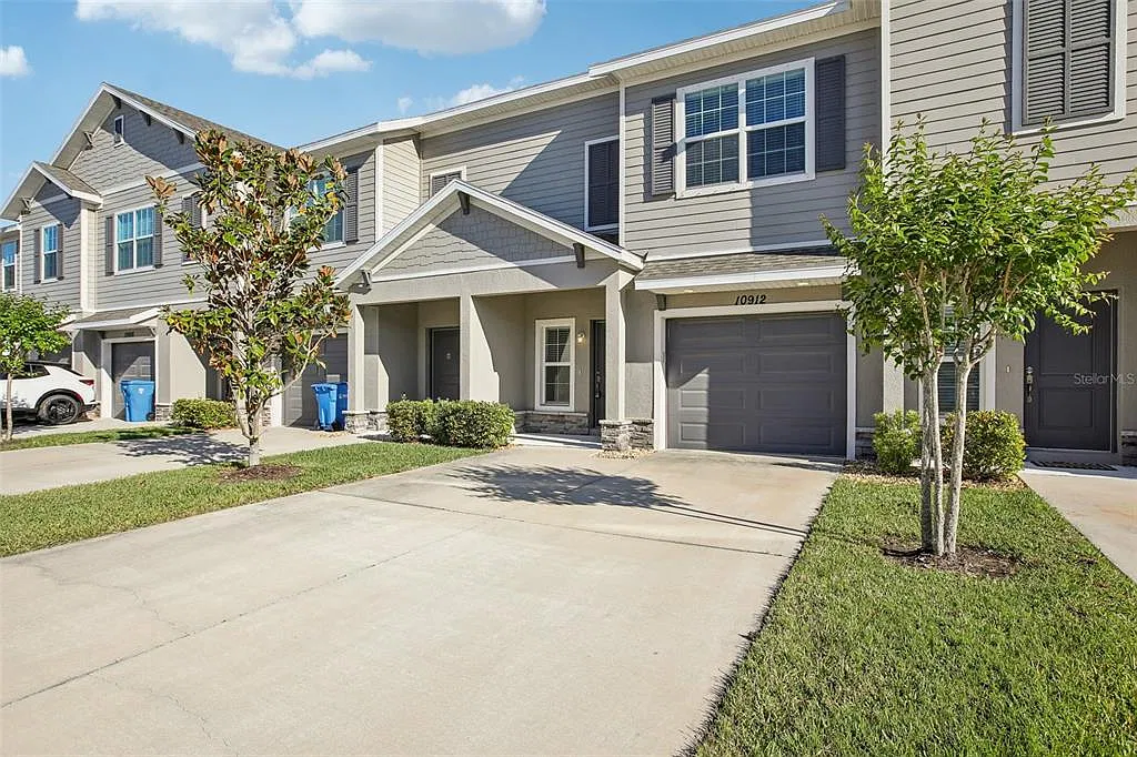 3 bed, 2.5 bath, 1675 sqft, $2,300 — Photo 2