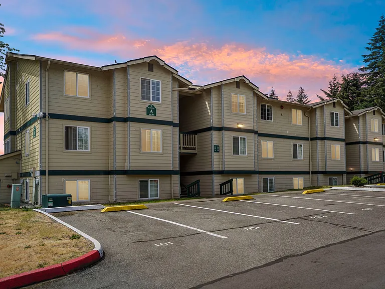Sunset Highlands Apartments — Photo 18