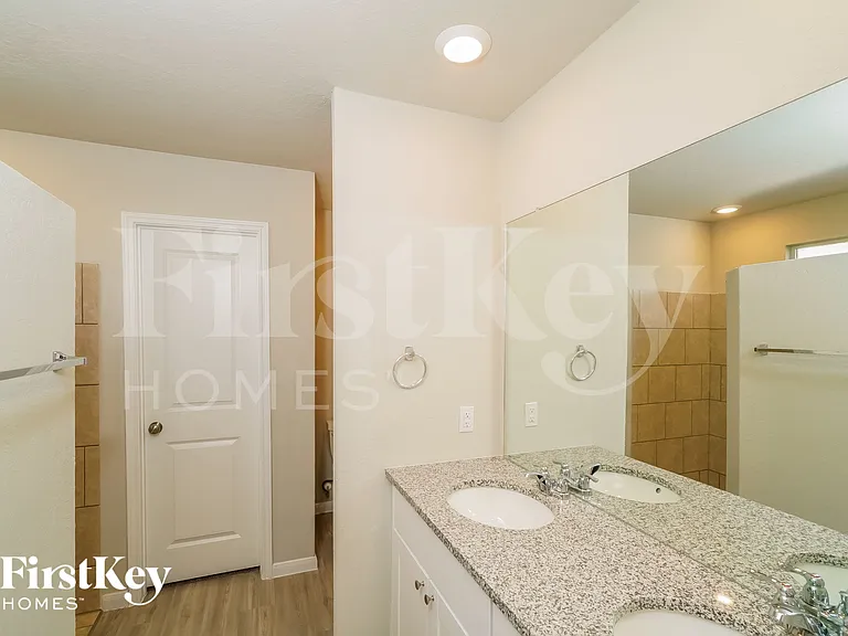 2704 La Mundial St — Photo 9