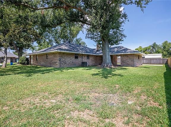 2nd image of 404 River Oaks Dr