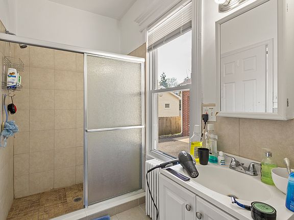 5th image of 172 Harrison Ave APT 1