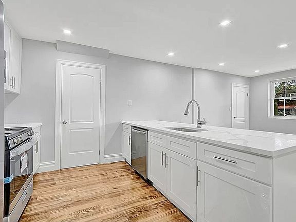 4th image of 1423 E 52nd St