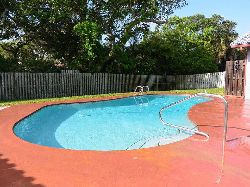 1st image of 110 Holiday Ln