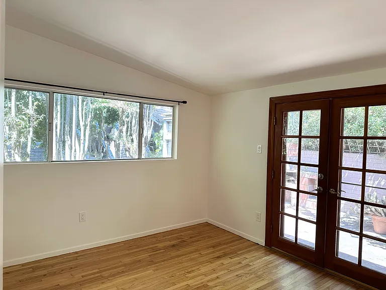 8640 Lookout Mountain Ave — Photo 22