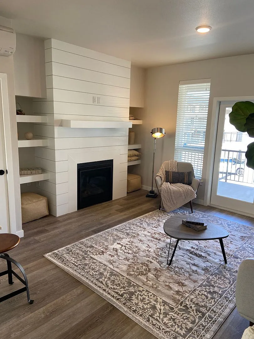 Contemporary 4 Bedroom, 3 Bath Townhome with 2-Car Garage! — Photo 3