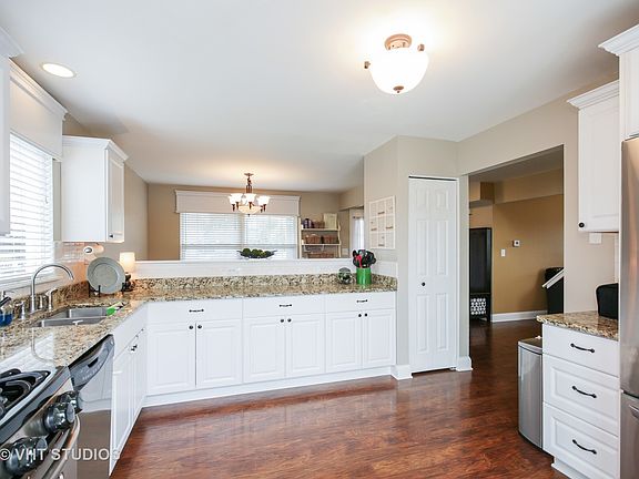 3rd image of 3 S Lakewood Ct