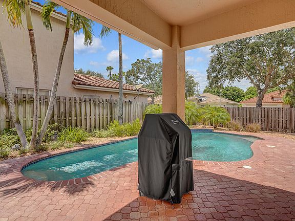4th image of 317 E Garden Cove Circle
