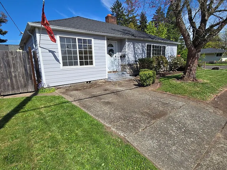 1019 NW Buchanan Ave — Photo 1