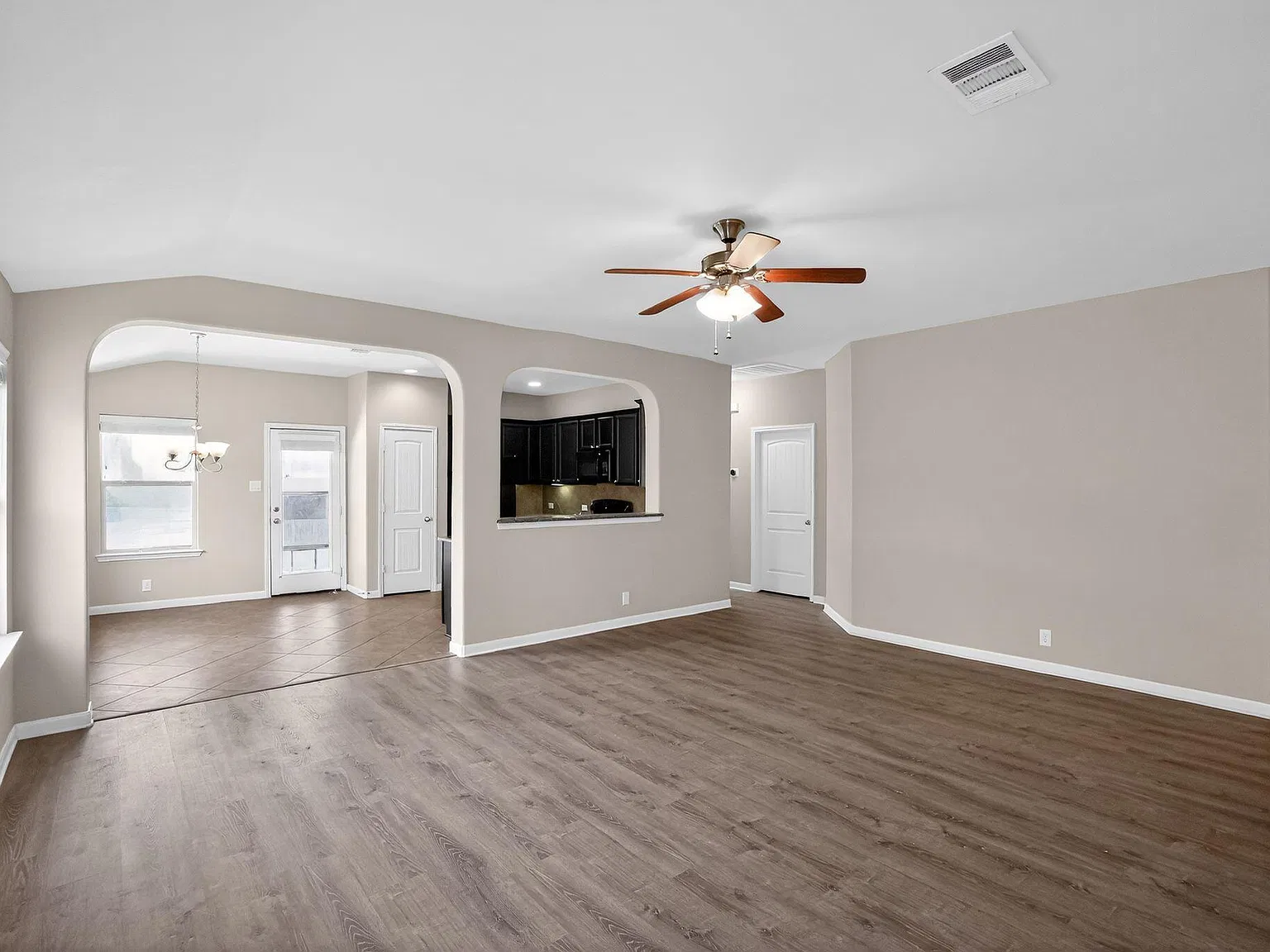 3 bed, 2.0 bath, 1600 sqft, $2,095 — Photo 3