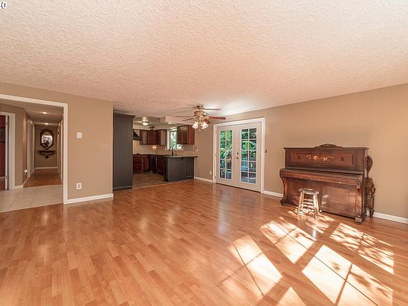4th image of 15404 NE 41st St