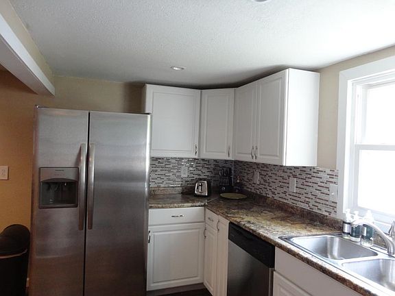 5th image of 1031 N Chestnut St