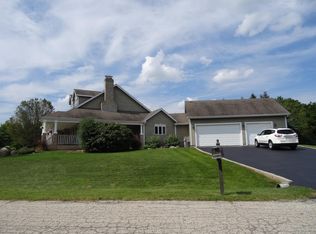 2 Calais Ct, Oakwood Hills, IL 60013
