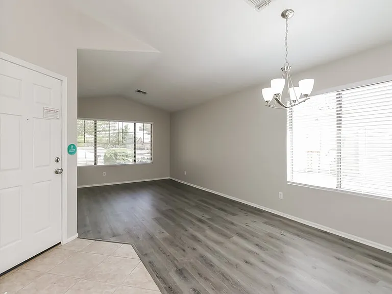 1427 E Vernoa St — Photo 5