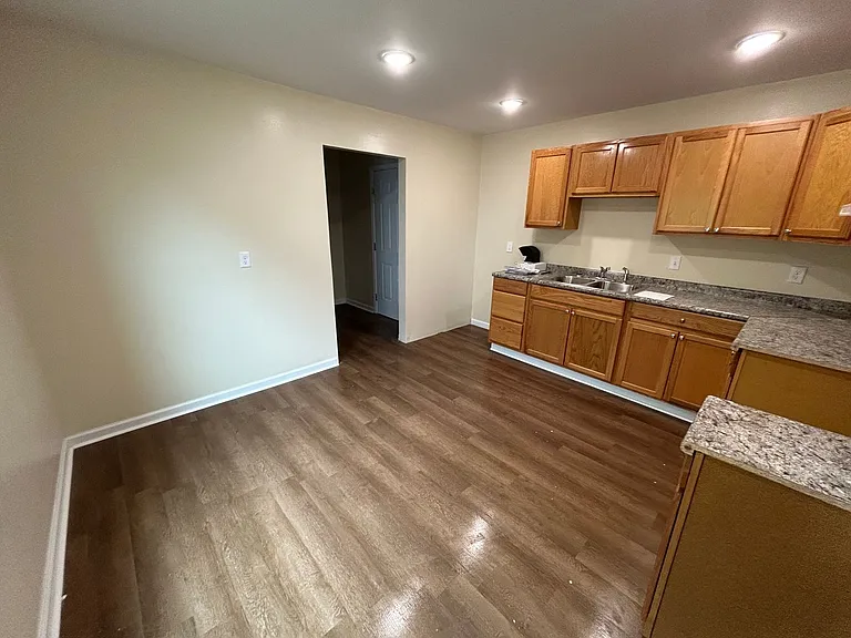 221 Warren St — Photo 3