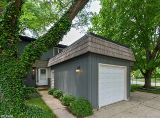 2 Pioneer Park Pl, Elgin, IL 60123