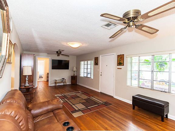 5th image of 209 Cypress Dr