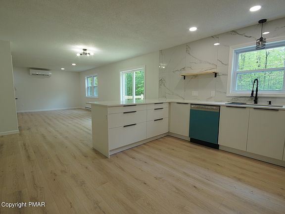 4th image of 263 Blackthorn Dr