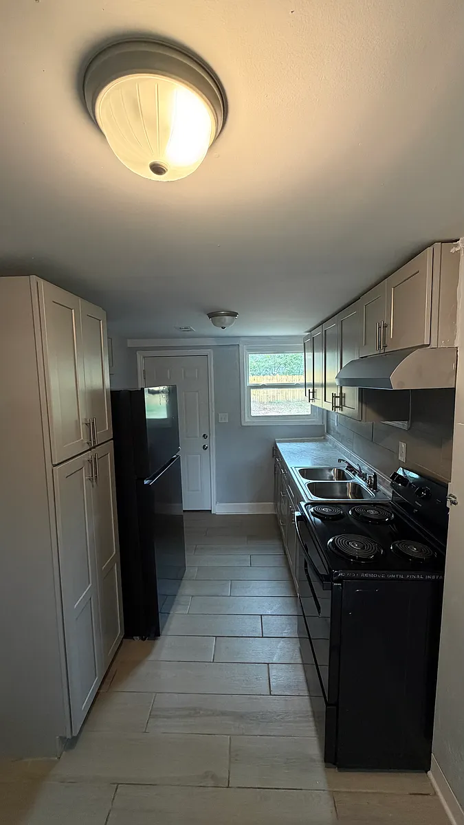 Building Photo - 5716 Weston Ave #B