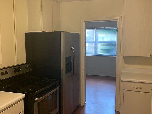 4th image of 915 NE 10th Pl