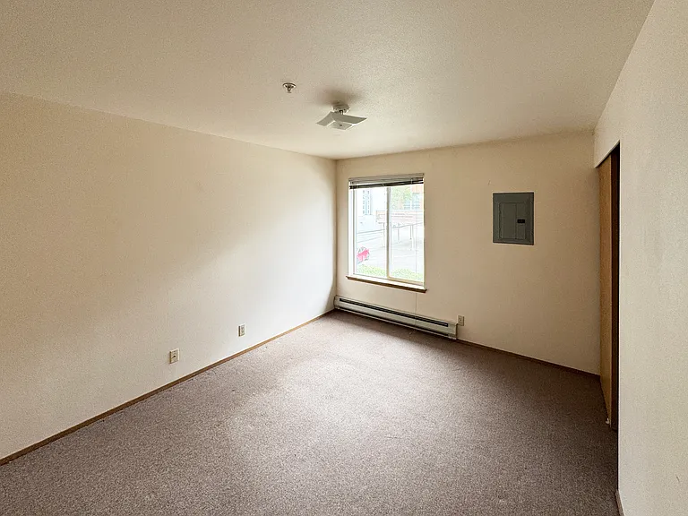 4235 11th Ave NE #E — Photo 8