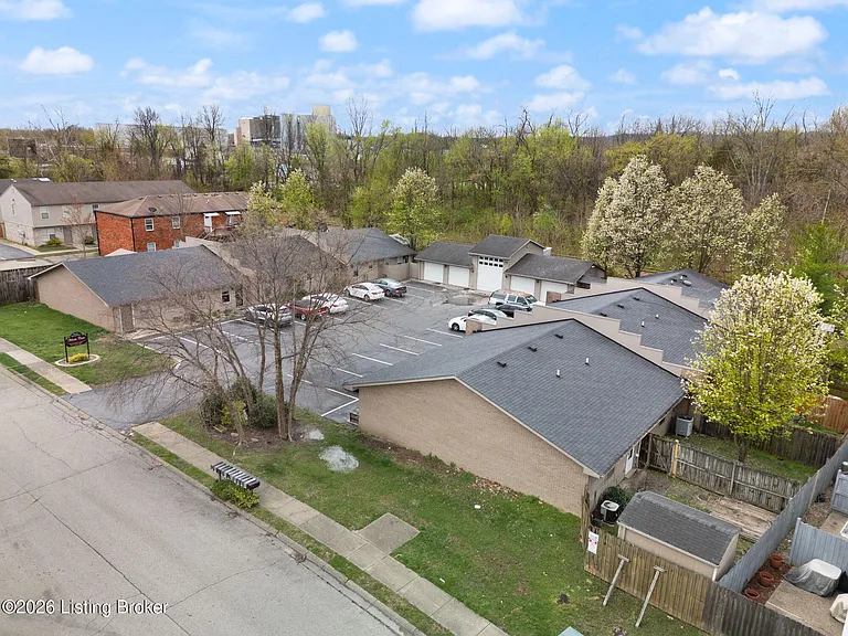 703 Victoria Ct — Photo 4