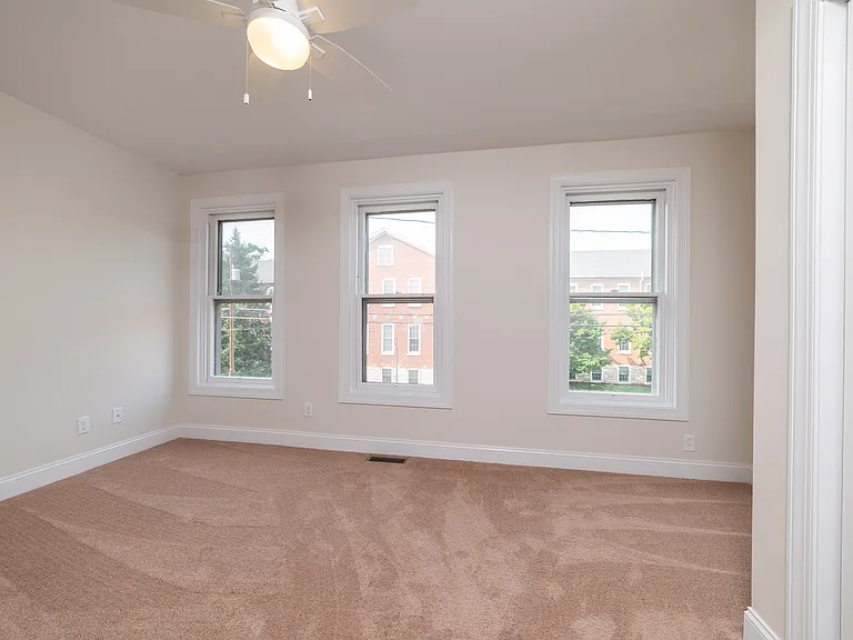 570 W Louther St — Photo 15