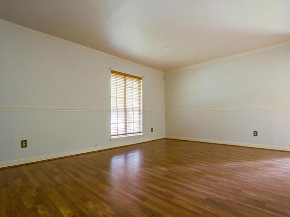 5th image of 5002 Royalton Dr