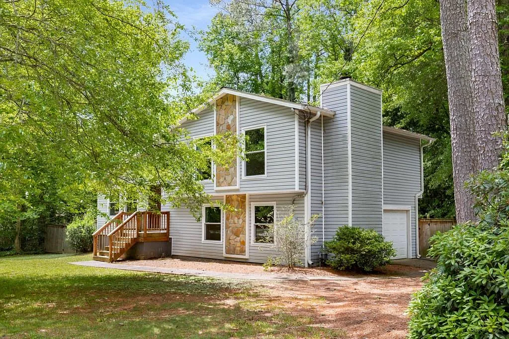 3 bed, 2.0 bath, 1467 sqft, $2,300 — Photo 2