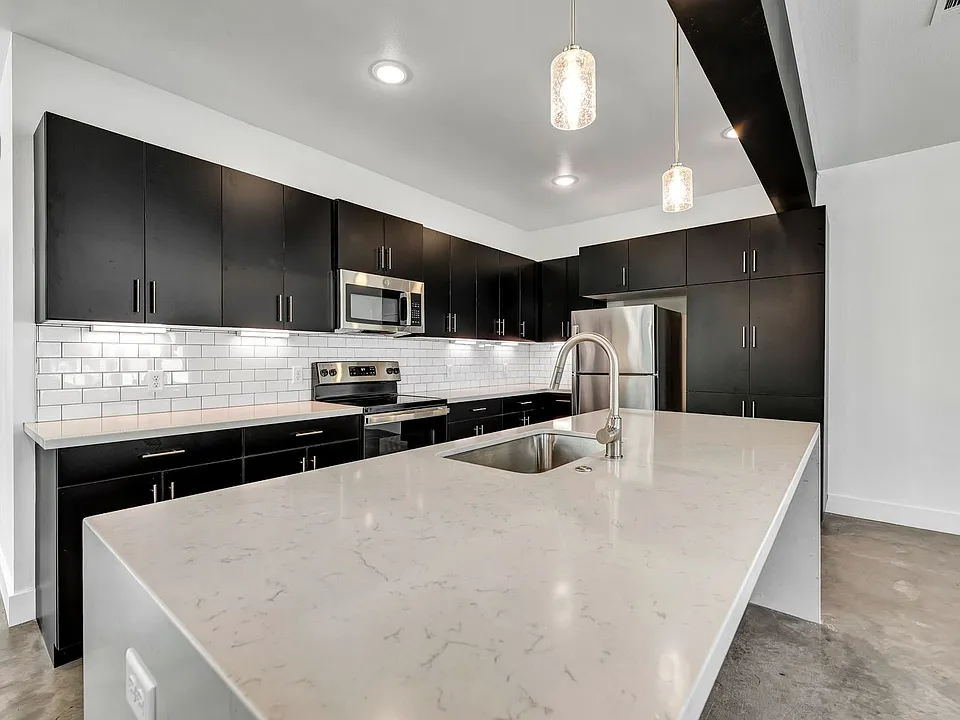 213 Lynn Dr #204