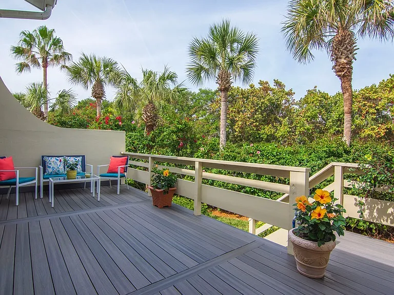 560 N Monterey Dr — Photo 20