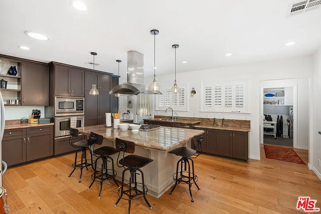 2 bed, 2.0 bath, 1548 sqft, $6,000 — Photo 2