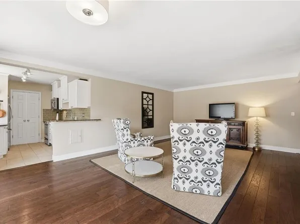 310 W 49th St APT 304, Kansas City, MO 64112