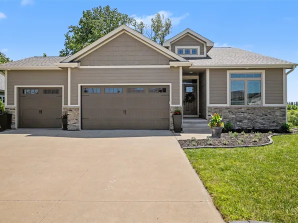 16306 Northpark Dr, Urbandale, IA 50323
