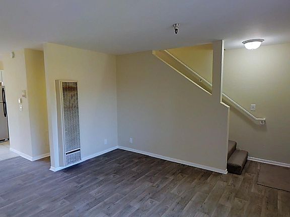 3rd image of 11708 Menlo Ave APT 2